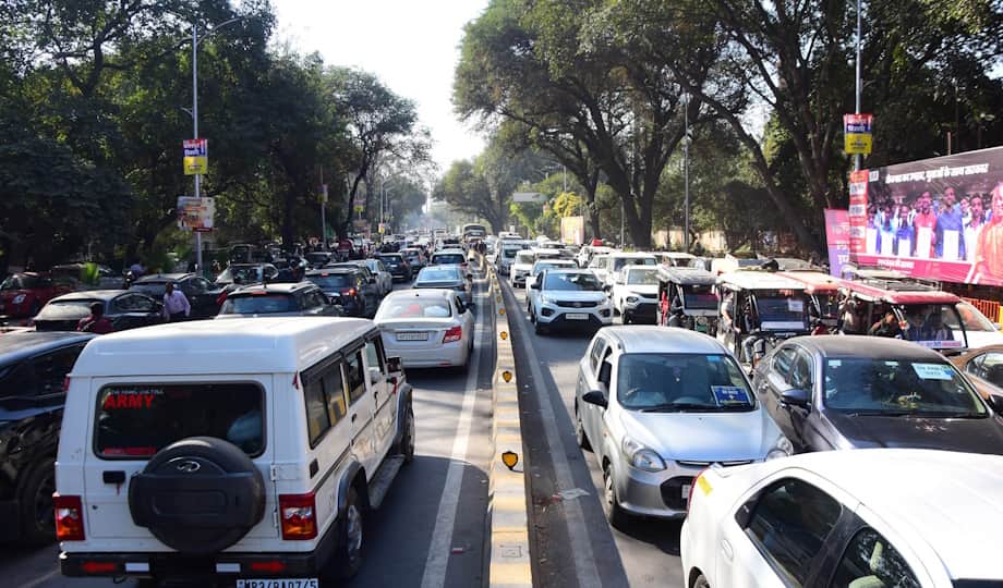 Mahajam in Mahakumbh: All roads coming to Sangam packed, vehicles crawling 10 to 15 kilometers in advance