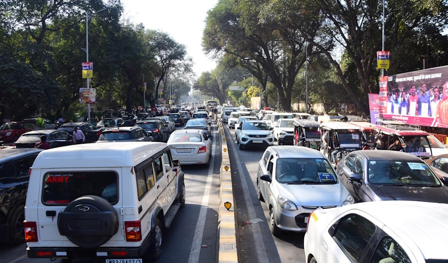 Mahajam in Mahakumbh: All roads coming to Sangam packed, vehicles crawling 10 to 15 kilometers in advance