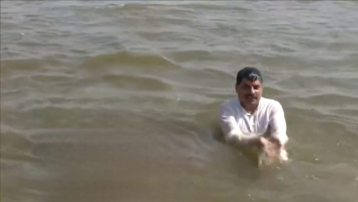 Madhya Pradesh CM Mohan Yadav took a dip of faith in Sangam, said - it is a privilege to come here