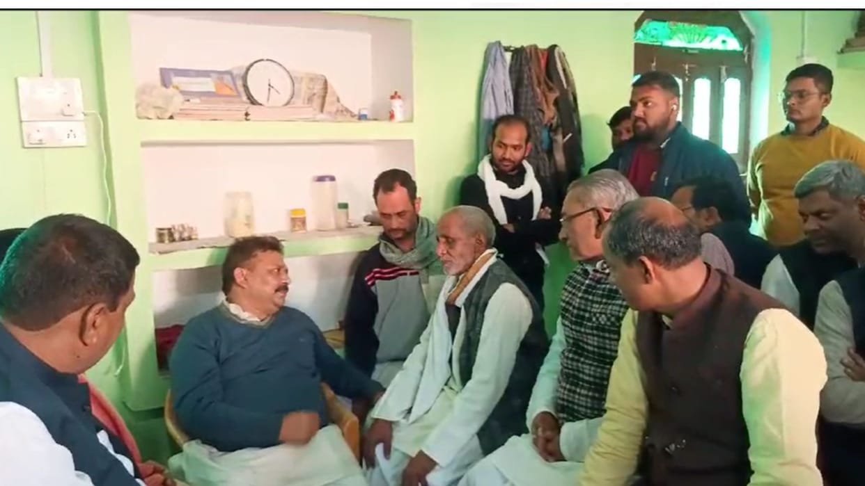 UP minister Ravindra Jaiswal reached the house of Inspector Anjani Rai who died in Maha Kumbh expressed condo