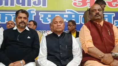 मुंगेर में कार्यकर्ता सम्मेलन के दौरान पूर्व केंद्रीय मंत्री आरसीपी सिंह तथा अन्य