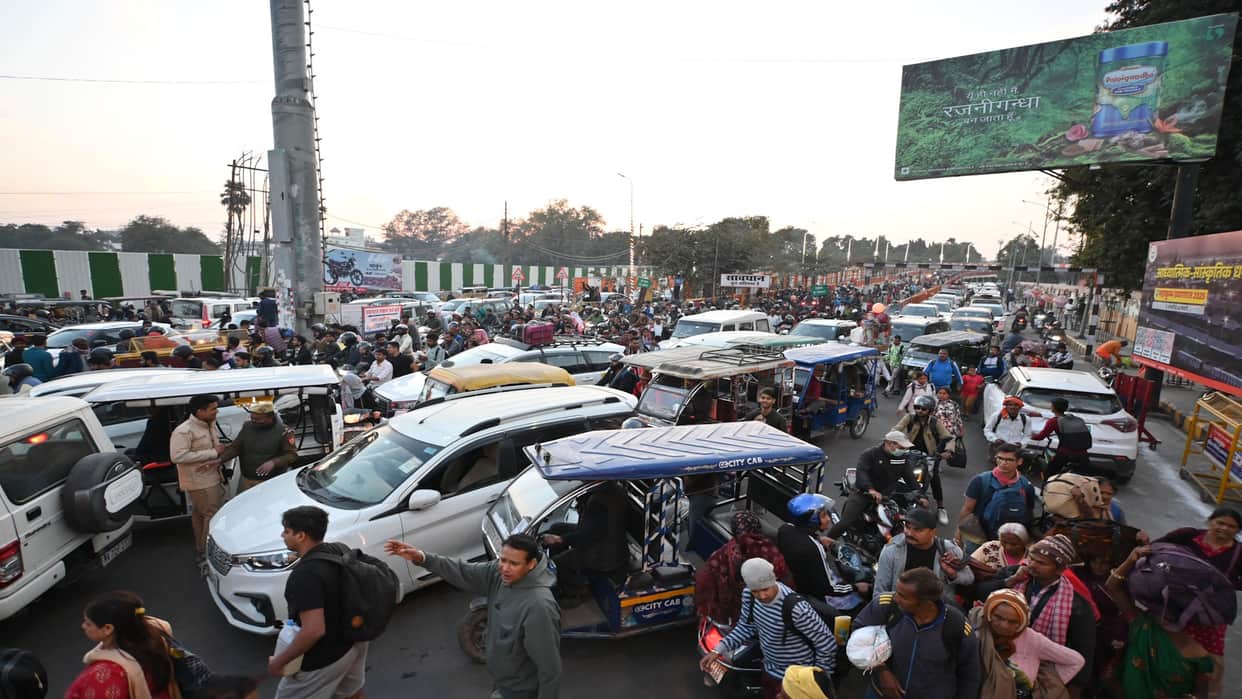 Mahajam in Mahakumbh: All roads coming to Sangam packed, vehicles crawling 10 to 15 kilometers in advance