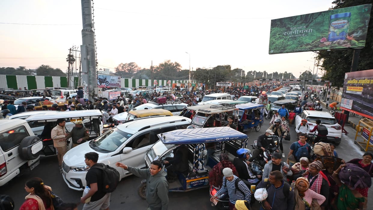 Mahajam in Mahakumbh: All roads coming to Sangam packed, vehicles crawling 10 to 15 kilometers in advance