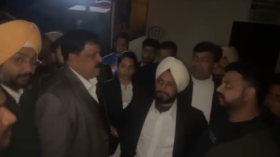 Administrative officer and lawyer face to face over illegal chamber of lawyer in Amritsar