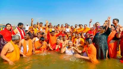 Mahakumbh: Rajasthan CM took holy dip in Sangam along with cabinet, cabinet meeting held on Triveni banks