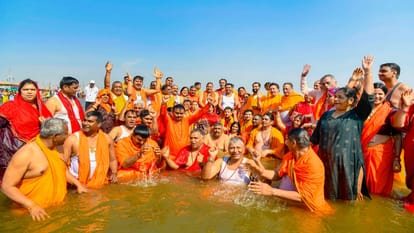 Mahakumbh: Rajasthan CM took holy dip in Sangam along with cabinet, cabinet meeting held on Triveni banks