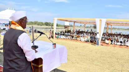 Salumber Haribhau Kisanrao Bagde reached Sagata village to maintain 40 years old friendship