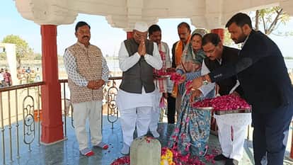 Salumber Haribhau Kisanrao Bagde reached Sagata village to maintain 40 years old friendship