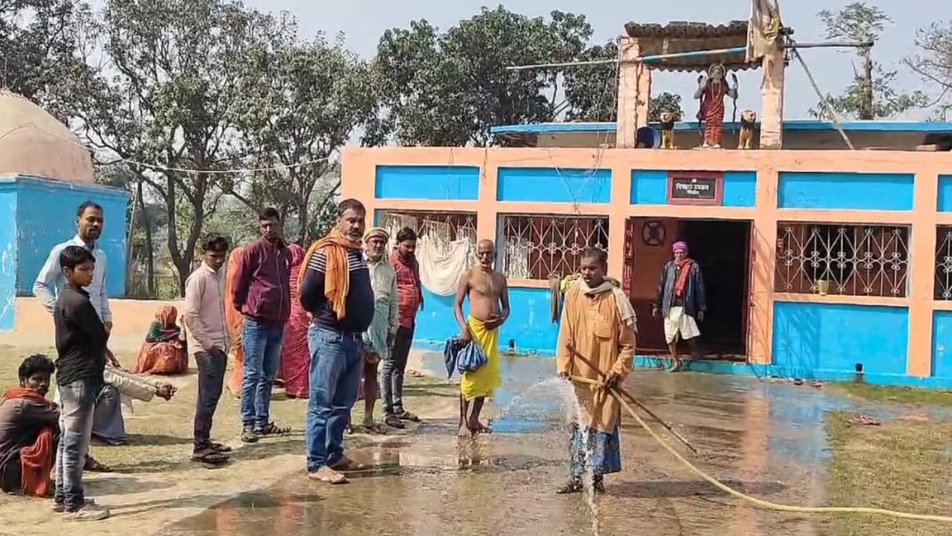 मंदिर परिसर में मौजूद पुजारी तथा स्थानीय लोग