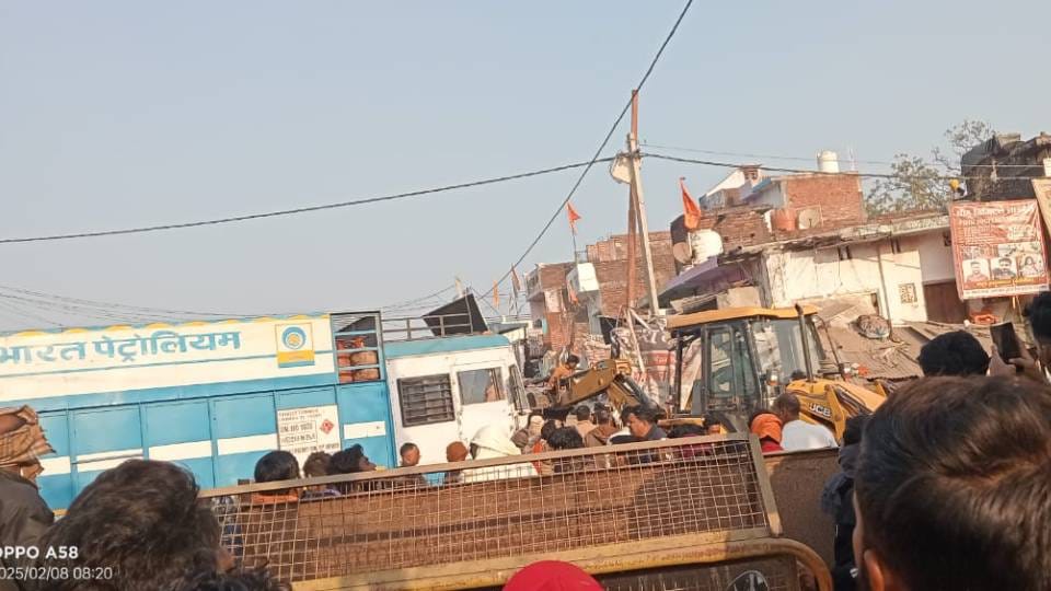 young man died when cylinder laden truck collided with dumper in Gonda traffic remained disrupted