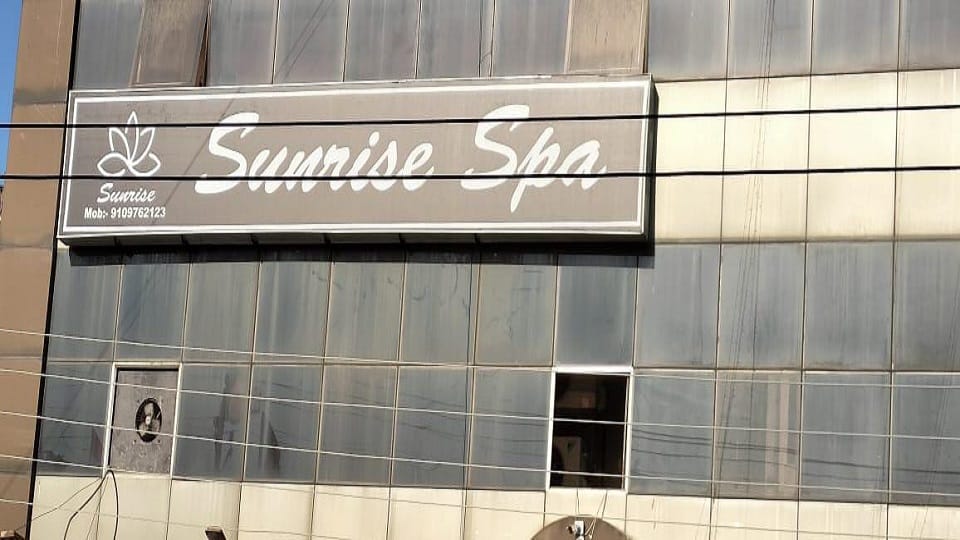 hotel and Sunrise Spa Center girls from Raipur and Bengal were caught in Korba