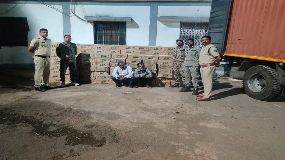 शराब के साथ दो आरोपी गिरफ्तार
