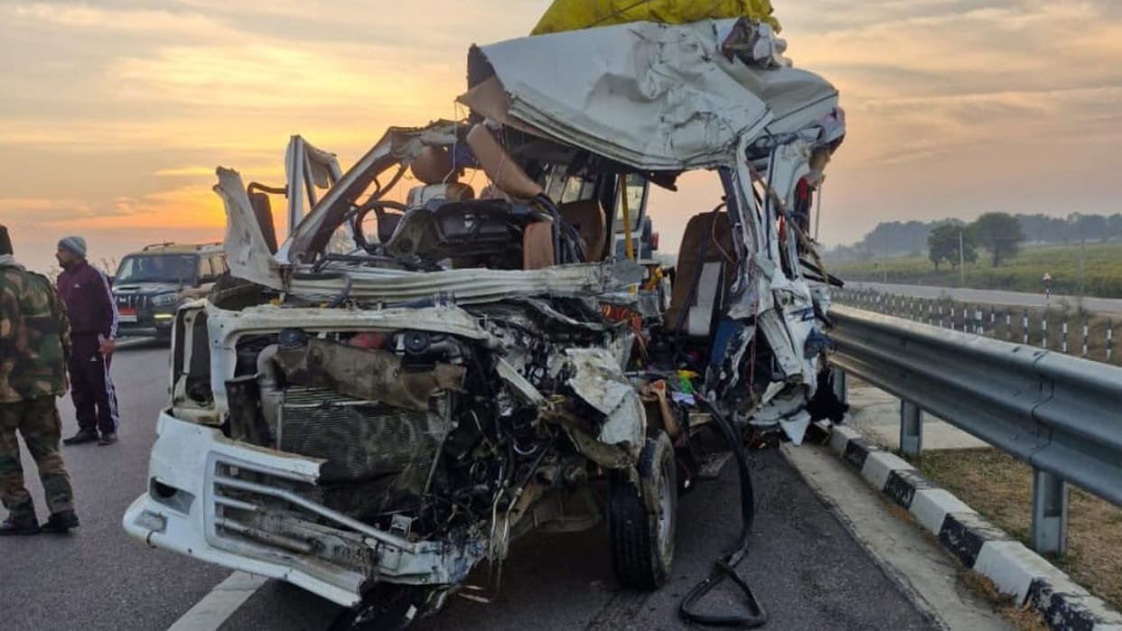 hamirpur up accident on bundelkhand expressway tempo traveller collides-with-stationary truck