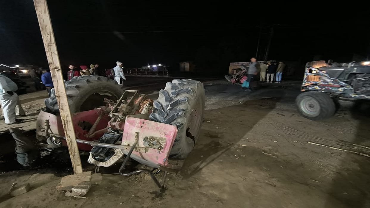 bus going from Bareilly to Maha Kumbh collided with a tractor-trolley 12 devotees injured in shahjahanpur