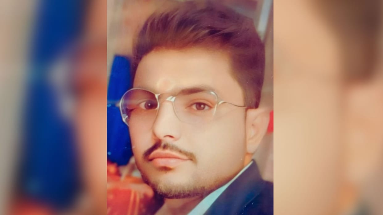Rickshaw driver dies in Jaunpur talked to mother one hour ago police station surrounded