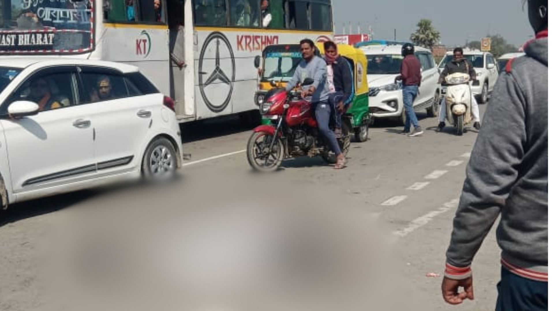 young man died in road accident after bike collided with dumper on Varanasi Ghazipur highway