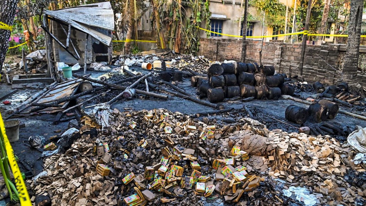 many people dead  in explosion at firecracker factory in Bengal's Nadia