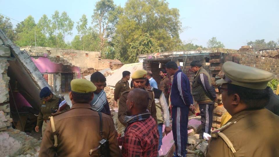 gas cylinder exploded and house was completely destroyed In Balrampur Nine members injured in accident