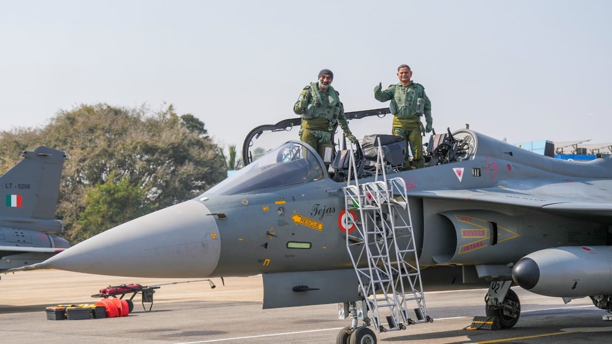 Aero India 2025 Air Chief Marshal A P Singh and Army Chief Dwivedi take sortie in Tejas News In Hindi