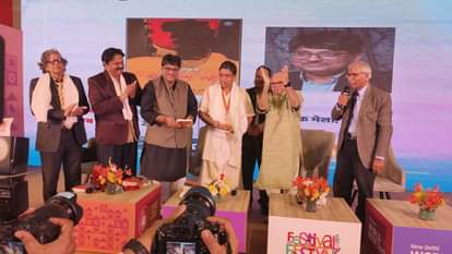 कार्यक्रम में आचार्य बालकृष्ण और अन्य गणमान्य लोग