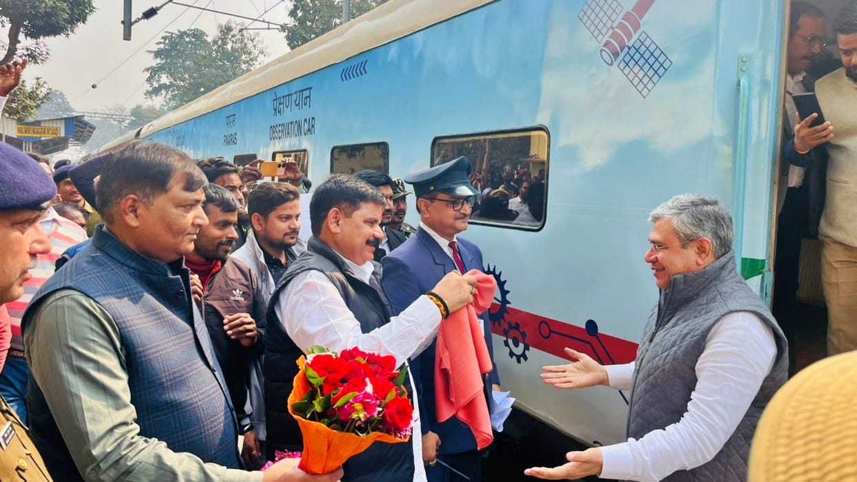 Bettiah News: Union Railway Minister Ashwini Vaishnav arrived on Bihar tour, inaugurated Cantonment ROB
