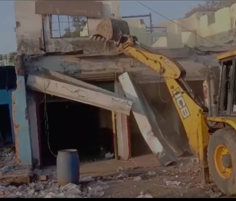 Bhopal: 110 shops of Moti Nagar in Bhopal were removed amid tight security, Congress leaders were put under ho