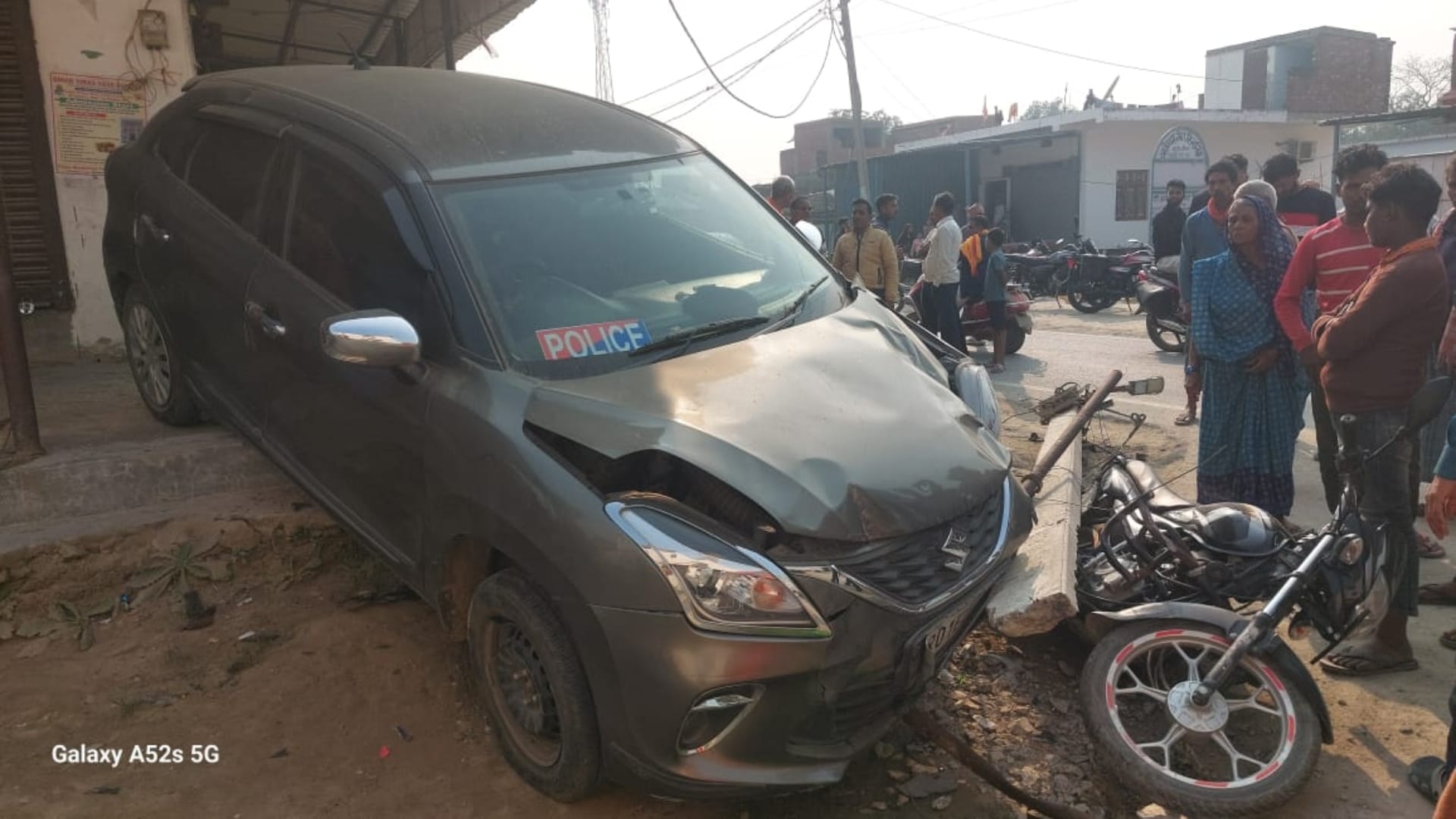 Bihar News : Child crushed to death by bihar police Inspector's car Accident News gopalganj bihar