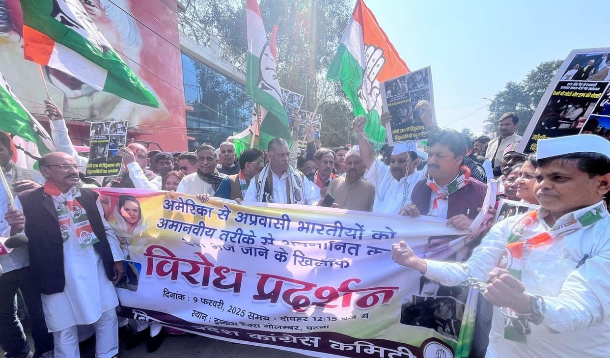 Bihar: Congressmen protest in Patna, wearing chains and shouting slogans; Attack on NDA government