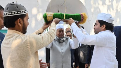 Bihar: Chief Minister Nitish Kumar reached Maner Sharif Dargah, wore Chadar, sought prayers for the public.