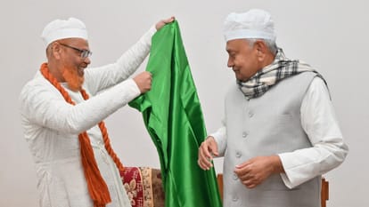 Bihar: Chief Minister Nitish Kumar reached Maner Sharif Dargah, wore Chadar, sought prayers for the public.