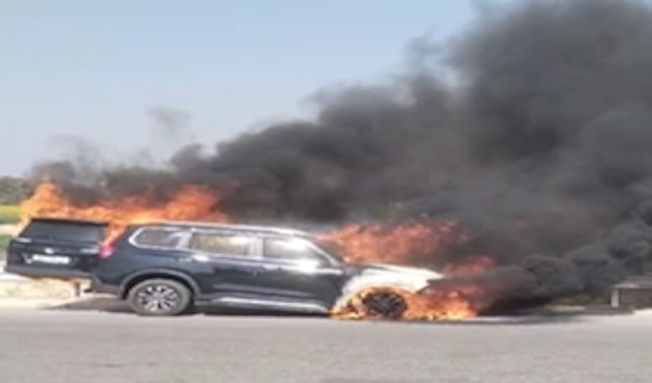 Within 12 hours, three vehicles caught fire due to overheating, two were burnt to ashes, people narrowly escap
