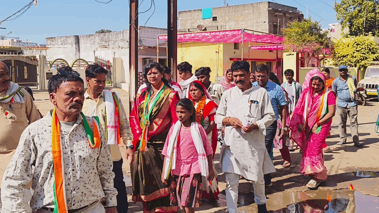 चुनाव प्रचार करते पार्टी के कार्यकर्ता