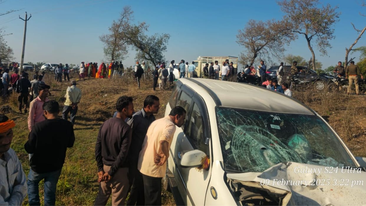 Road accident in Sonbhadra Young man died in accident when he had come to perform his grandmother's tenth day