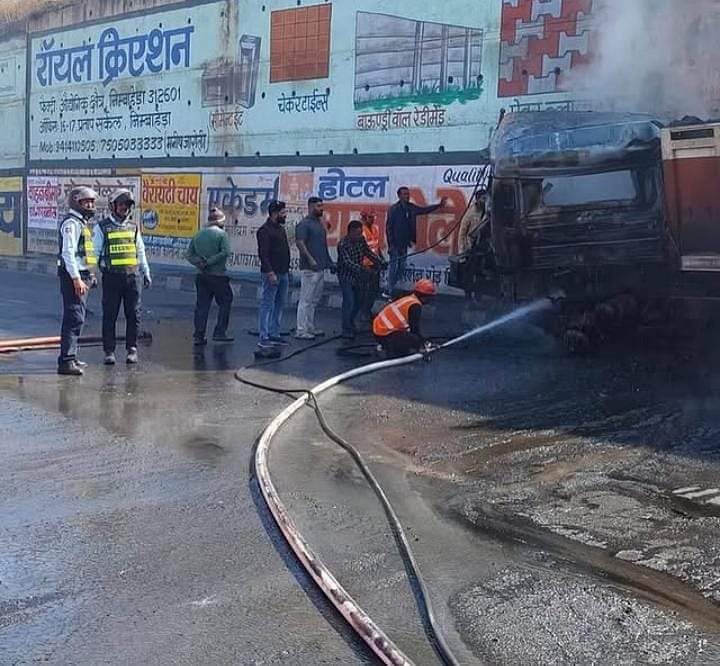 Chittorgarh: While trying to save the bike, the trailer collided with the divider, the driver got burnt alive