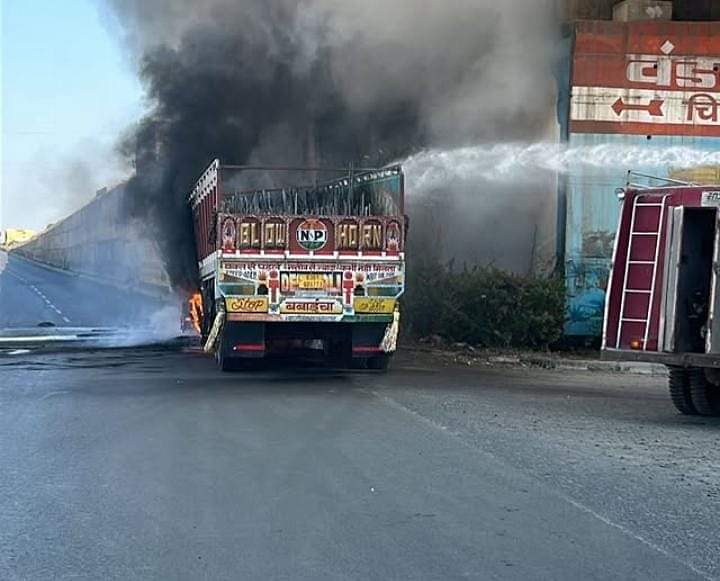 Chittorgarh: While trying to save the bike, the trailer collided with the divider, the driver got burnt alive