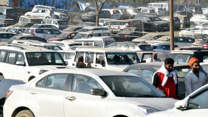 All roads coming to Prayagraj jammed, queue of vehicles from the district border to Maha Kumbh