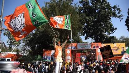 दिल्ली विधानसभा में भाजपा की जीत के बाद प्रदेश कार्यालय में कार्यकर्ताओ और पार्टी के नेताओं  ने मनाय