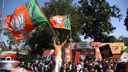 दिल्ली विधानसभा में भाजपा की जीत के बाद प्रदेश कार्यालय में कार्यकर्ताओ और पार्टी के नेताओं  ने मनाय