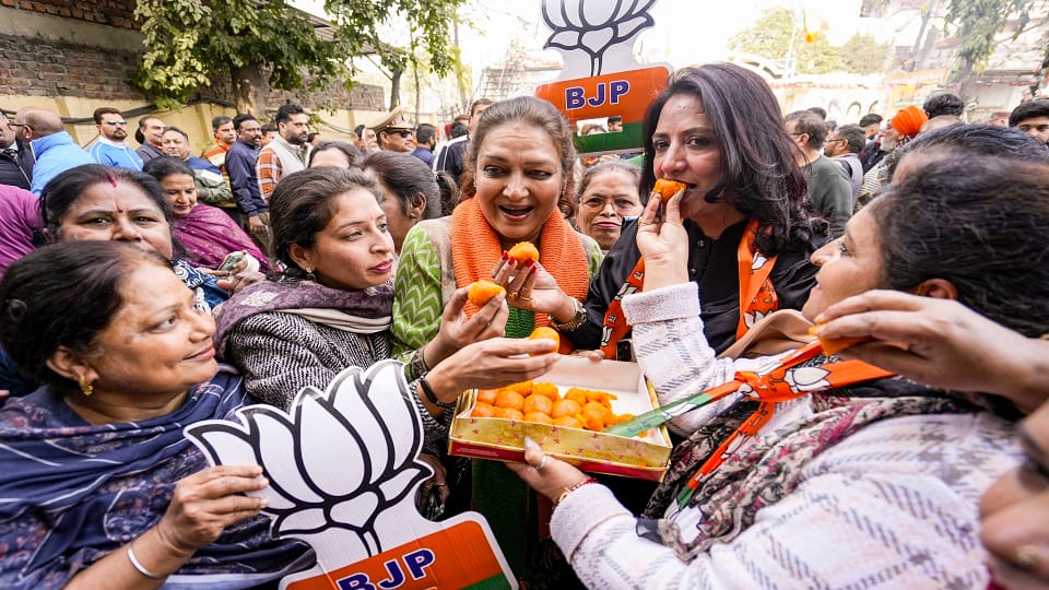 Delhi Election Result 2025 Liquor Sheeshmahal and poisonous Yamuna are heavy on AAP, BJP strategy is effective