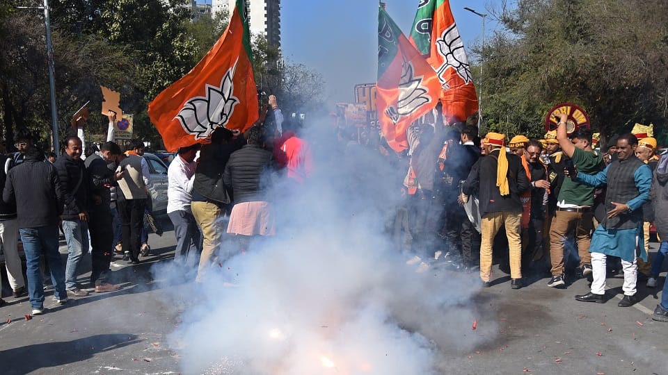 Delhi Election Result 2025 Liquor Sheeshmahal and poisonous Yamuna are heavy on AAP, BJP strategy is effective