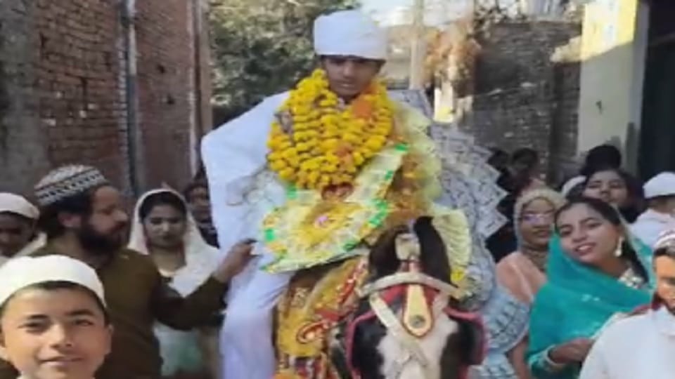 Baghpat: Omar became Hafiz-e-Quran at the age of 12... wore a garland of notes like a groom