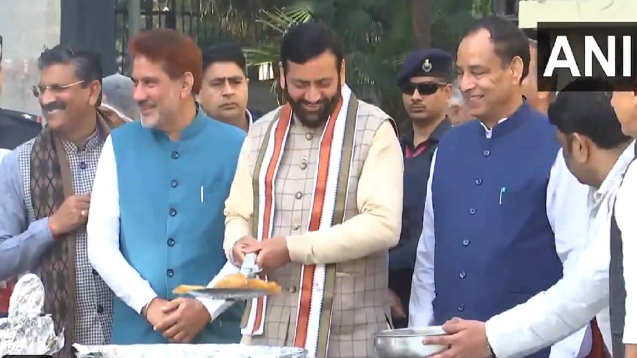 BJP's historic victory in Delhi elections: Haryana CM Nayab Singh Saini made jalebi, celebrated with leaders
