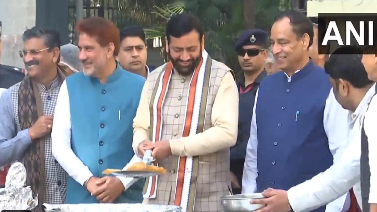 BJP's historic victory in Delhi elections: Haryana CM Nayab Singh Saini made jalebi, celebrated with leaders