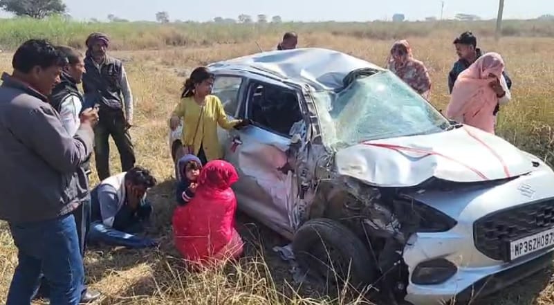 Fatehpur Accident Car overturned in a ditch after being hit by a truck devotees were returning from Maha Kumbh