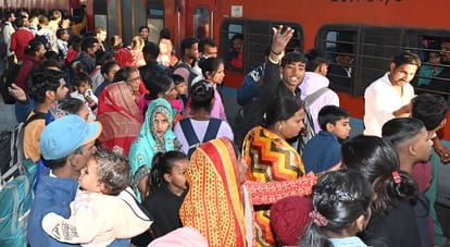 Arrangements at Central Station collapsed reserved tickets not work passengers crowded from all coaches