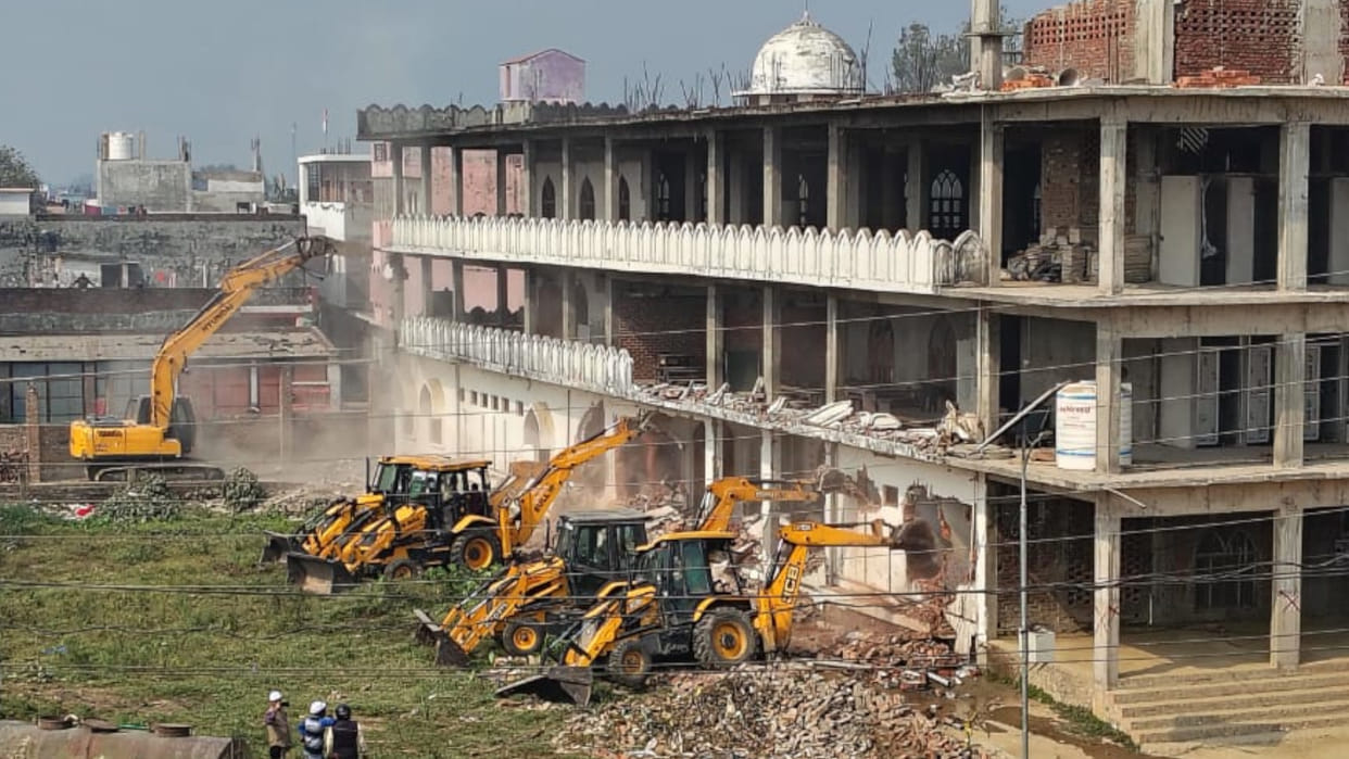 Bulldozer fired on Madani Masjid of Kushinagar, action taken after strictness of CM