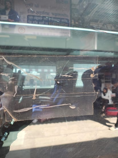 Vande Bharat: Cracked glasses of premium train are being pasted with cello tape, complaints of broken glass ar