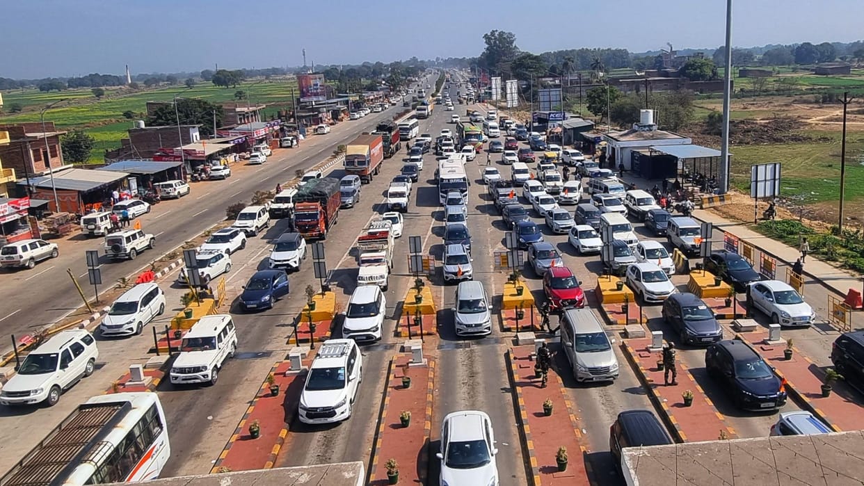 MahaKumbh 6 km long traffic jam in Bhadohi vehicles allowed to pass making toll free