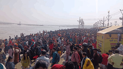 Mahakumbh: Devotees gathered in Mahakumbh on Sunday, about 1.5 crore devotees took a dip of faith
