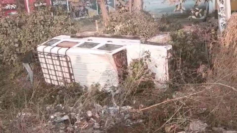 traveller mini bus full of devotees returning from Maha Kumbh overturned in Sitapur seven people were injured